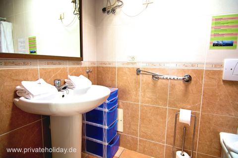 Baño con lavabo y espejo – Los Cristianos, Tenerife