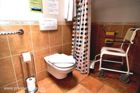 Baño con ducha y barras de apoyo – Los Cristianos, Tenerife