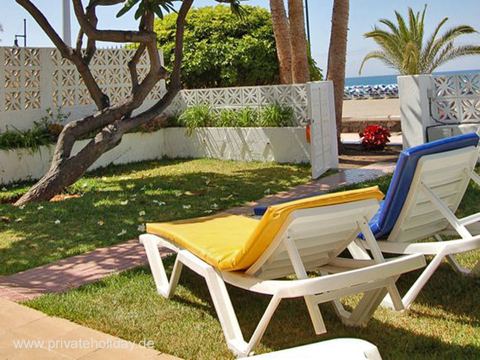 Lettini prendisole su terrazza in giardino – Los Cristianos, Tenerife