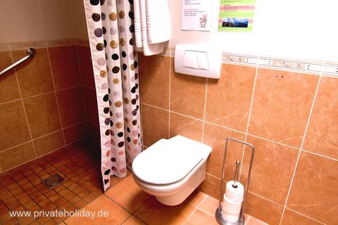 Bagno con WC e doccia a filo pavimento – Los Cristianos, Tenerife