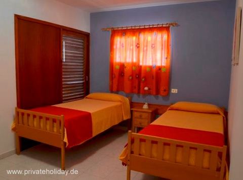 Chambre avec deux lits simples et rideau orange – Los Cristianos, Ténérife