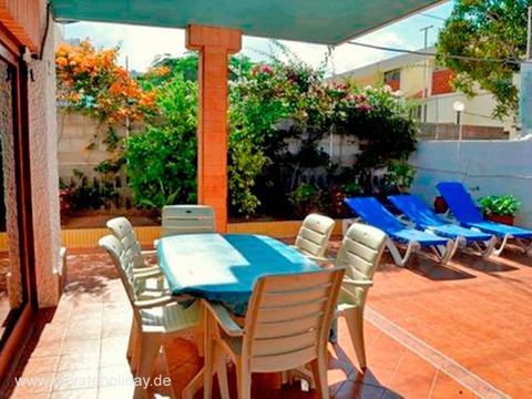 Überdachte Terrasse mit Esstisch und Sonnenliegen – Los Cristianos, Teneriffa