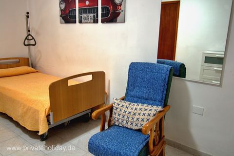Chambre avec lit simple et fauteuil bleu – Los Cristianos, Ténérife