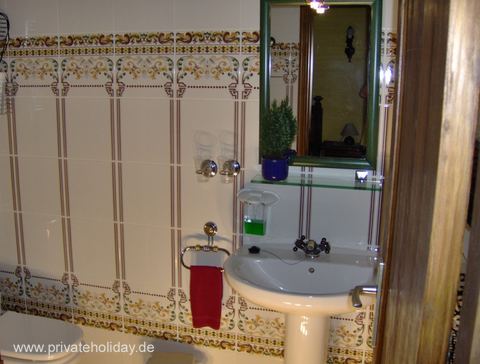 Badkamer met wastafel en betegelde wand – Icod de los Vinos, Teneriffa