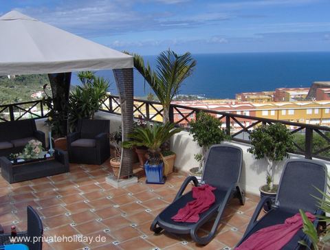 Dakterras met ligstoelen en zeezicht – Icod de los Vinos, Teneriffa