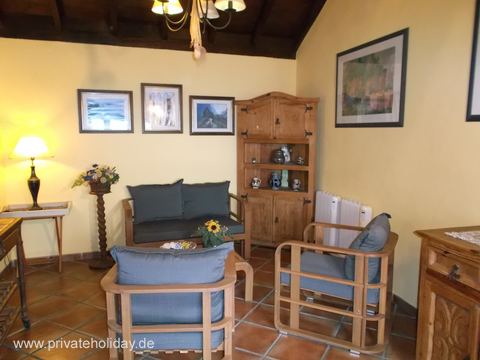 Woonkamer met fauteuils en houten kast – Icod de los Vinos, Teneriffa
