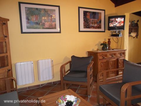 Gezellige woonkamer met tv en houten kast – Icod de los Vinos, Teneriffa