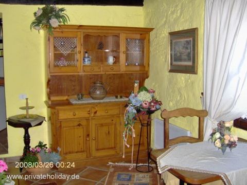 Jadalnia z drewnianą witryną i stołem – Icod de los Vinos, Tenerife