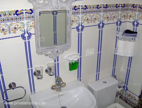 Badkamer met siertegels en wandspiegel – Icod de los Vinos, Teneriffa
