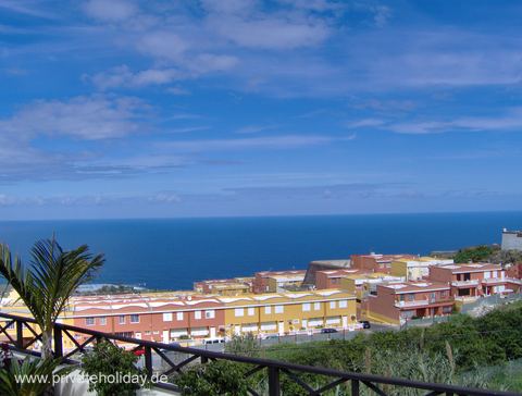 Zeezicht over huizen en palmboom – Icod de los Vinos, Teneriffa