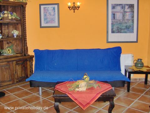 Woonkamer met blauwe bank en houten tafel – Icod de los Vinos, Teneriffa