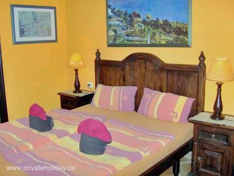 Slaapkamer met tweepersoonsbed en twee nachtkastjes – Icod de los Vinos, Teneriffa