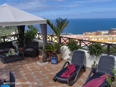 Taras na dachu z leżakami i widokiem na morze – Icod de los Vinos, Tenerife