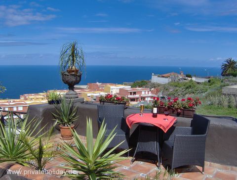 Terrace with dining table and sea view – Icod de los Vinos, Tenerife