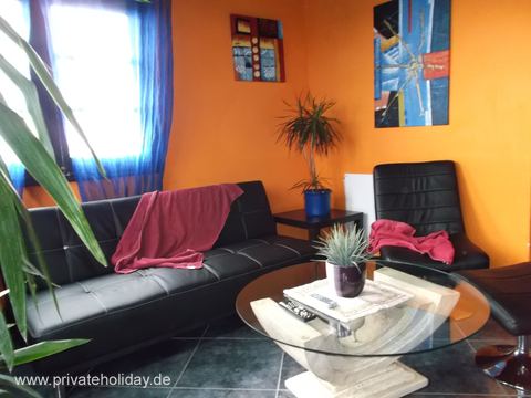 Salon z sofą i okrągłym szklanym stolikiem – Icod de los Vinos, Tenerife