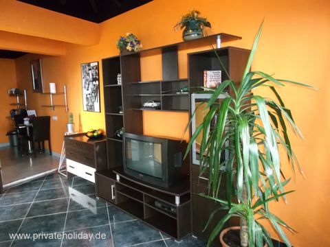 Living room with TV unit and orange walls – Icod de los Vinos, Tenerife