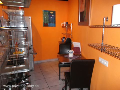 Mały kącik wypoczynkowy ze stołem i półkami – Icod de los Vinos, Tenerife