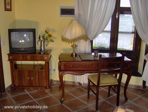 Werkhoek met bureau en televisie – Icod de los Vinos, Teneriffa