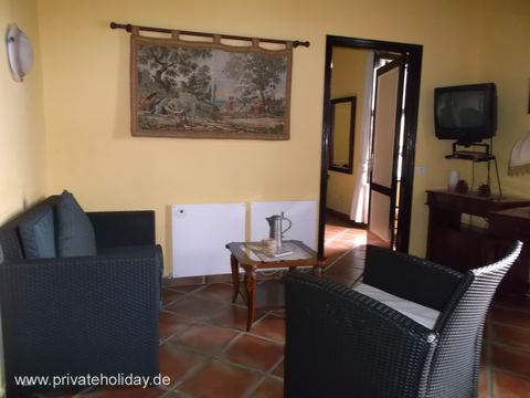 Woonkamer met rotan fauteuils en kleine tafel – Icod de los Vinos, Teneriffa