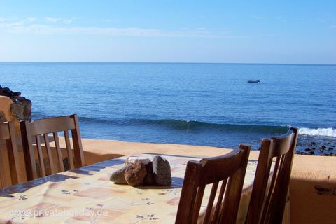 Terrasse mit Tisch und Meerblick – Igueste de San Andrés, Teneriffa
