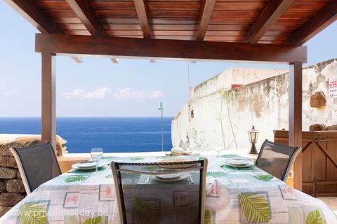 Covered terrace with dining table and sea view – Igueste de San Andrés, Tenerife