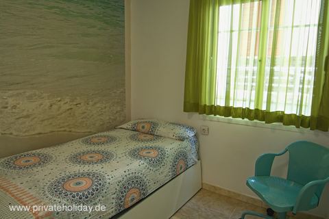 Camera singola con tenda verde e sedia – Los Cristianos, Tenerife