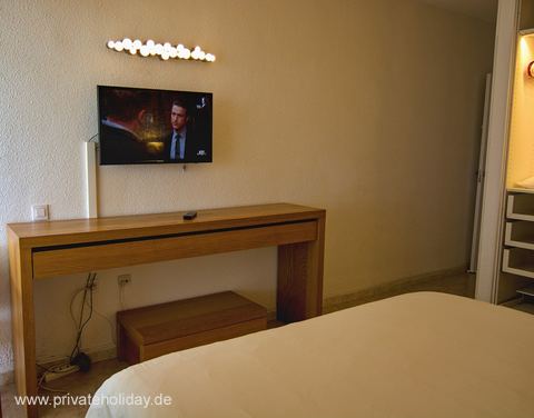 Camera da letto con TV e consolle in legno – Los Cristianos, Tenerife