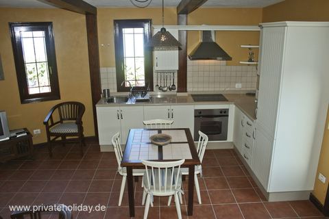 Open keuken met raam en eettafel – Puerto de la Cruz, Teneriffa