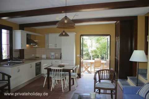 Keuken met eettafel en tuindeur – Puerto de la Cruz, Teneriffa