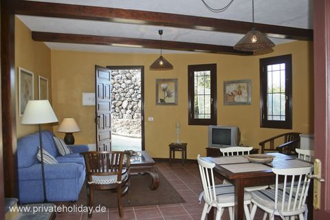 Woonkamer met eettafel en open deur – Puerto de la Cruz, Teneriffa