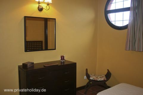 Slaapkamer met dressoir en rond raam – Puerto de la Cruz, Teneriffa