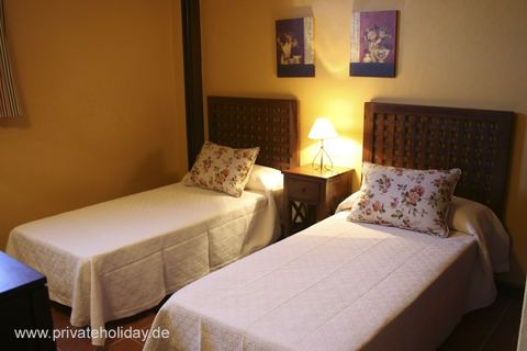 Slaapkamer met twee eenpersoonsbedden en nachtlampje – Puerto de la Cruz, Teneriffa