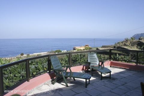 Terrasse mit Liegestühlen und Meerblick – Puerto de la Cruz, Teneriffa