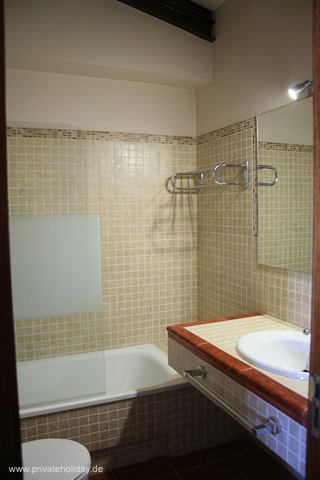 Badkamer met ligbad en wastafel – Puerto de la Cruz, Teneriffa