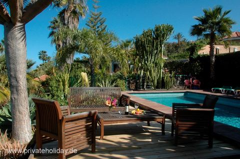 Zwembadterras met houten zithoek en tropische planten – La Matanza, Teneriffa