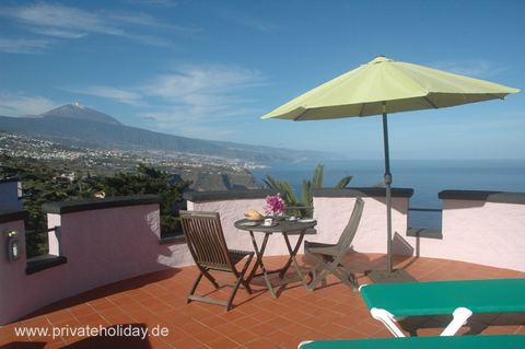 Terrace with table, parasol and sea view – La Matanza, Tenerife