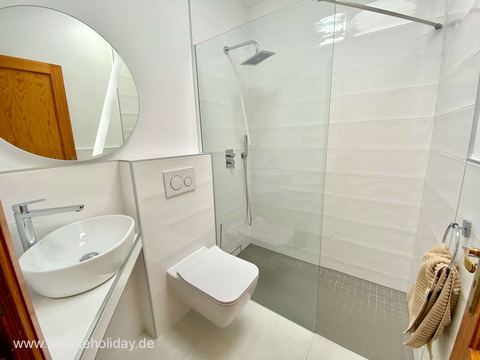 Łazienka z prysznicem walk-in i umywalką – Costa Calma, Fuerteventura
