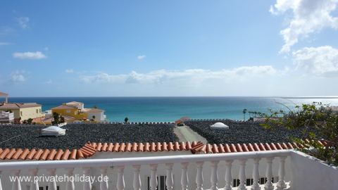 Balkon z widokiem na morze i białą balustradą – Costa Calma, Fuerteventura