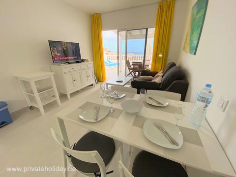 Stół jadalniany obok sofy i telewizora – Costa Calma, Fuerteventura