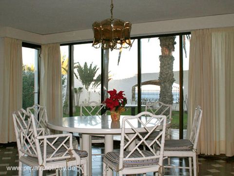 Dining area with round table and garden view – Playa del Inglés, Gran Canaria