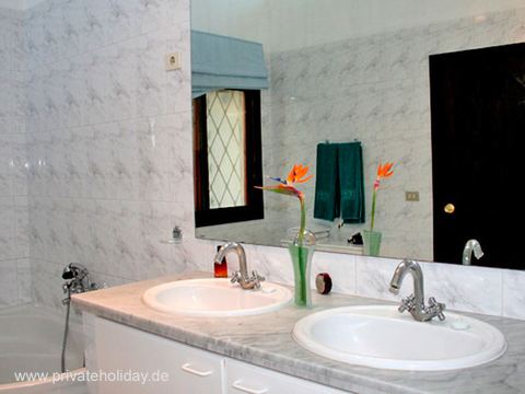 Bathroom with double sink and mirror – Playa del Inglés, Gran Canaria