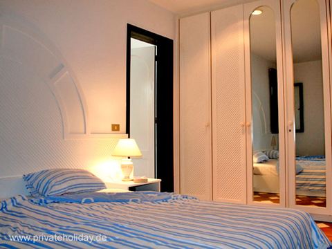 Bedroom with bed and mirrored wardrobe – Playa del Inglés, Gran Canaria