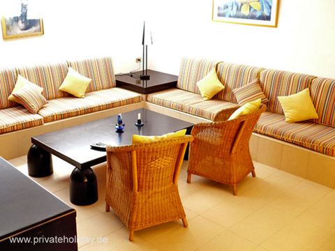 Salon z narożną sofą i stolikiem kawowym – Playa del Inglés, Gran Canaria