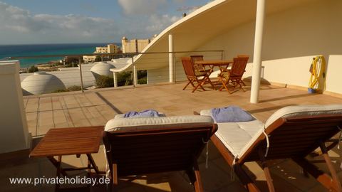Rooftop terrace with sun loungers and sea view – Costa Calma, Fuerteventura