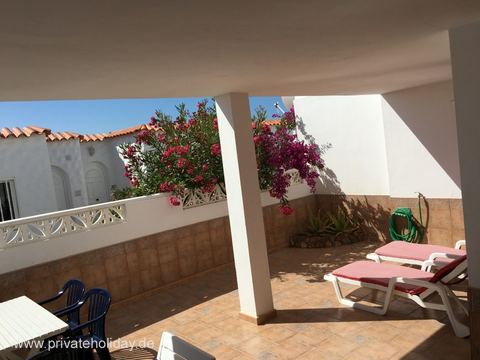 Überdachte Terrasse mit Liegen und Blüten – Costa Calma, Fuerteventura