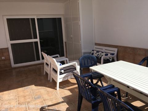 Covered terrace with dining table and seating area – Costa Calma, Fuerteventura