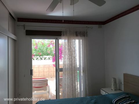 Bedroom with double bed and patio door – Costa Calma, Fuerteventura