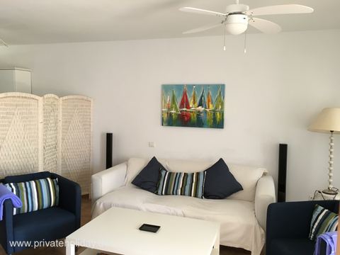 Salon z sofą i wentylatorem sufitowym – Costa Calma, Fuerteventura
