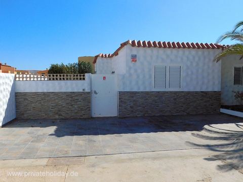 Zona exterior con pared de la casa y suelo pavimentado – Costa Calma, Fuerteventura
