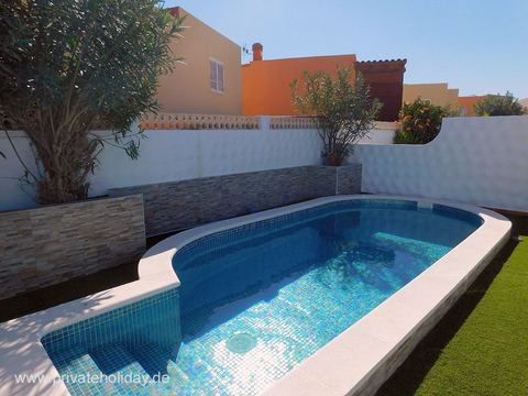 Piscina privada con borde blanco y suelo alicatado – Costa Calma, Fuerteventura